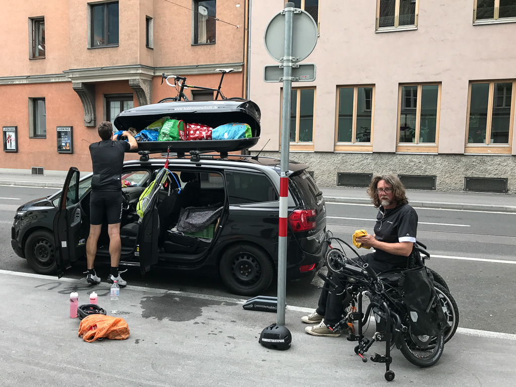 In Innsbruck. Wir laden aus.