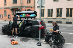 In Innsbruck. Wir laden aus.