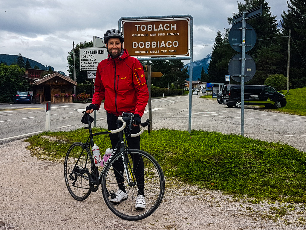 Daniel am Ortsschild Toblach