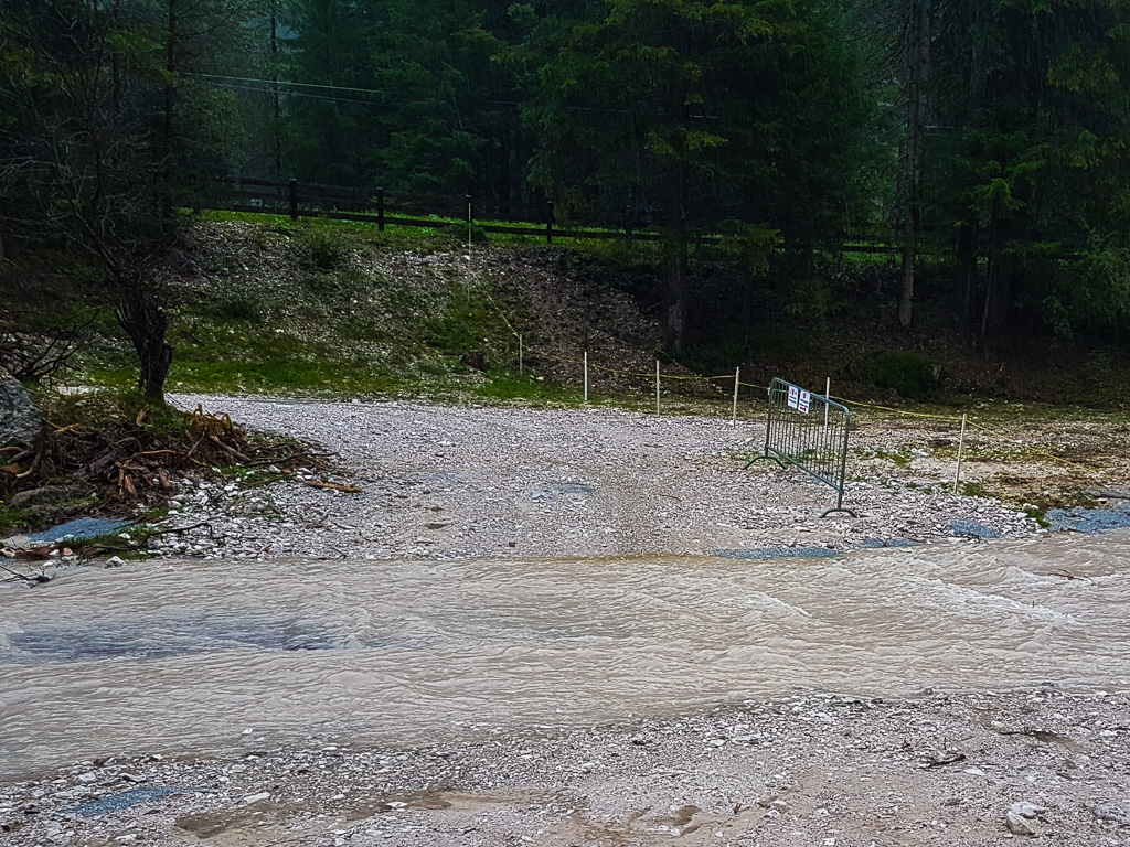 Ein Bach kreuzt den Radweg!