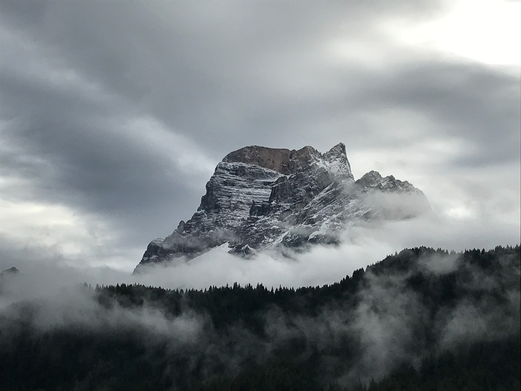 Blick vom Balkon auf einen Berg