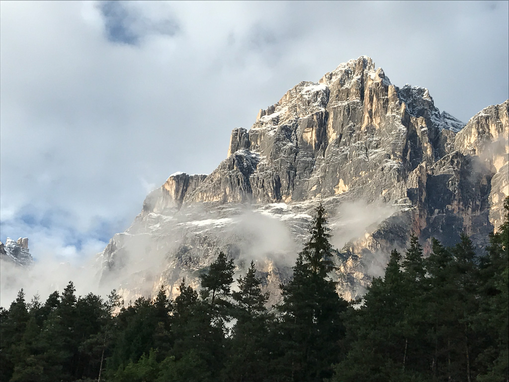 Blick vom Balkon auf einen Berg