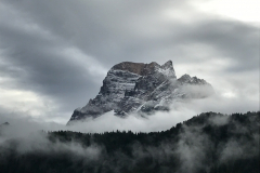 Blick vom Balkon auf einen Berg