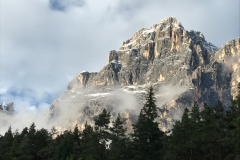 Blick vom Balkon auf einen Berg