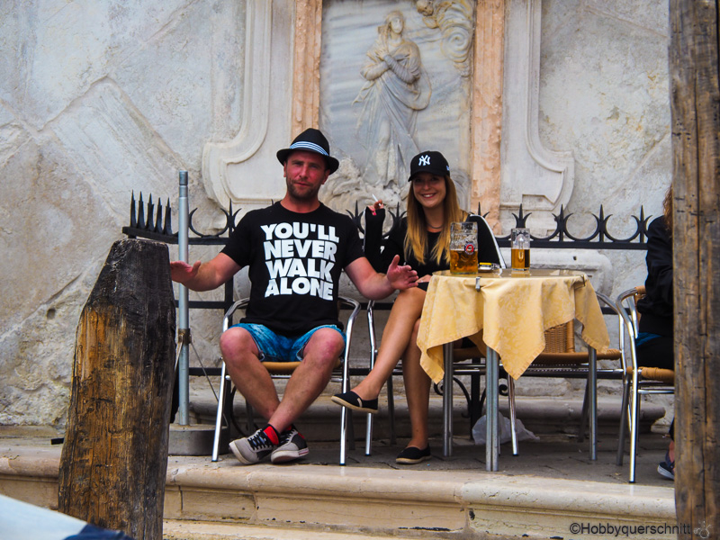 Junger Mann mit "You'll never walk alone"-T-Shirt