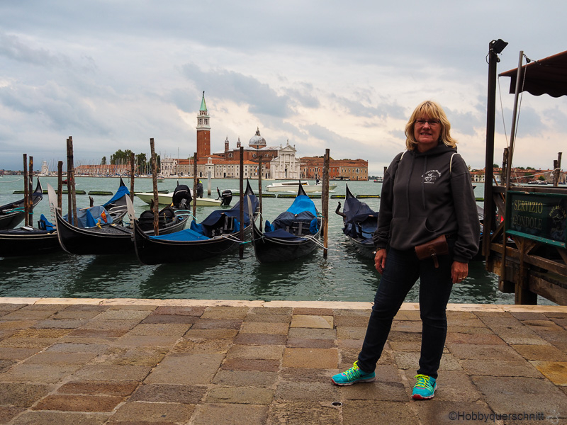 Gaby vor einem Gondelanleger an der Lagune