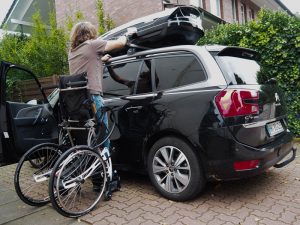 Ich im Stehrollstuhl packe meine Dachbox