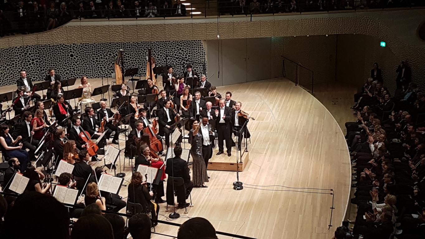 Orchester mit den beiden Solisten