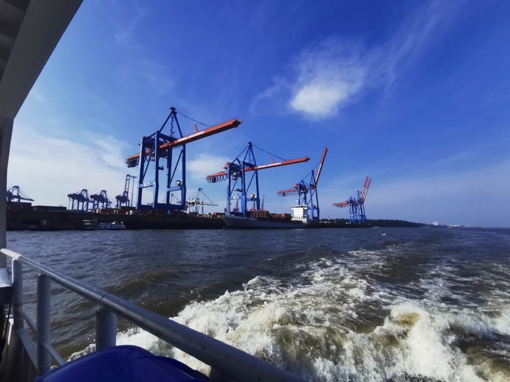 Blau rote Containerbrücken bei strahlendem Sonnenschein