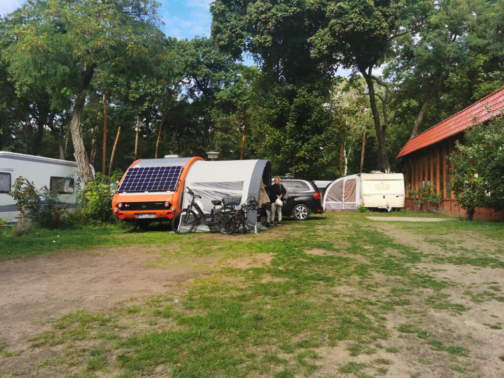 Der Wohnwagen auf dem Campingplatz
