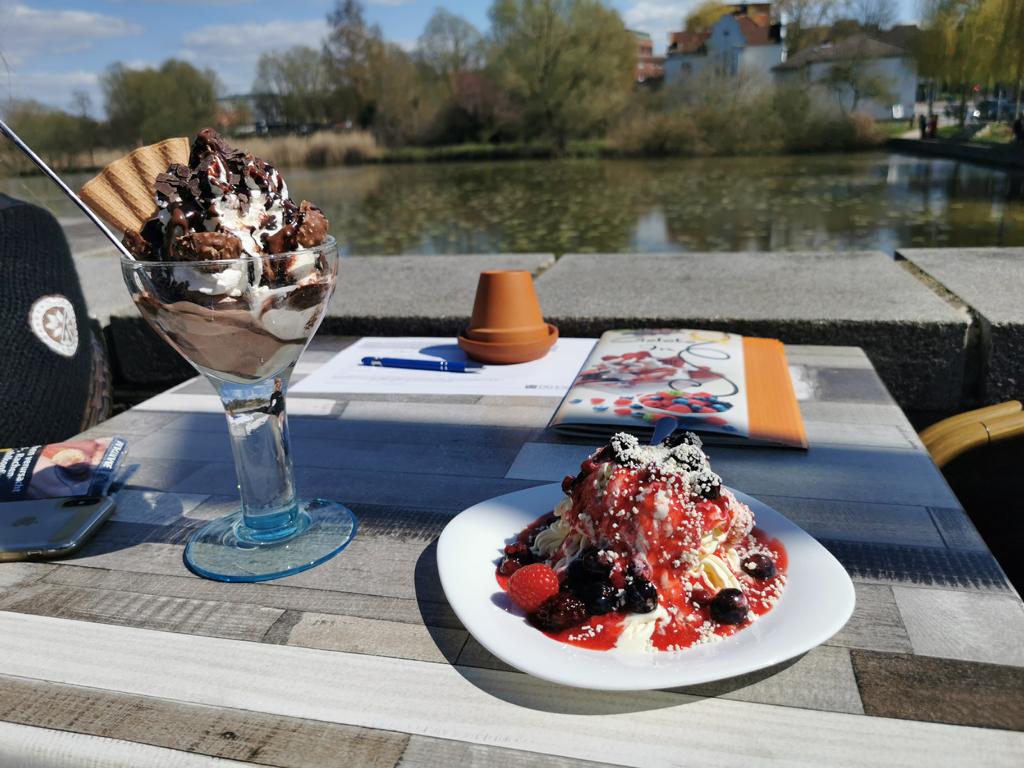 Zwei Eisbecher auf einem kleinen Tisch