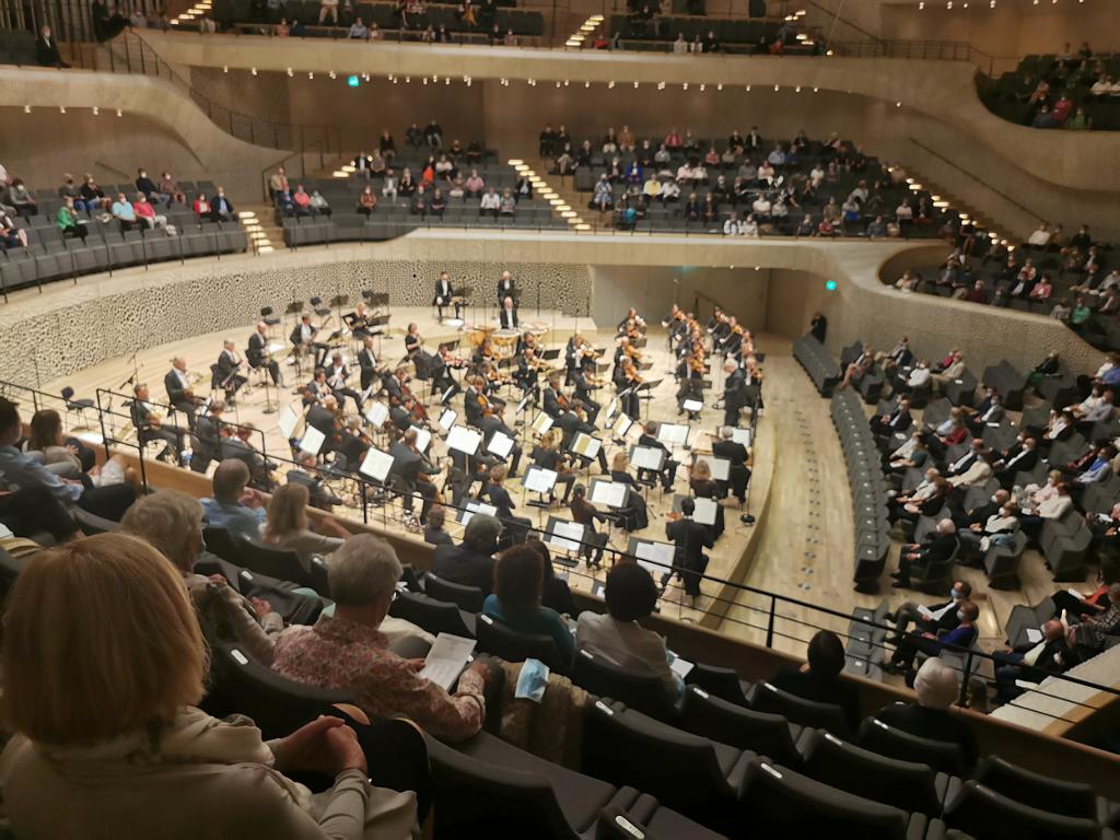 Blick von einem der Rollstuhlplätze in der Elbphilharmonie in Richtung Bühne