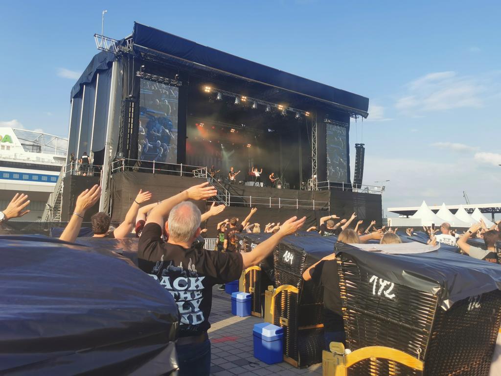 Blick in Richtung Bühne  beim Strandkorbkonzert. Im Vordergrund sind ein paar Strandkörbe zu sehen